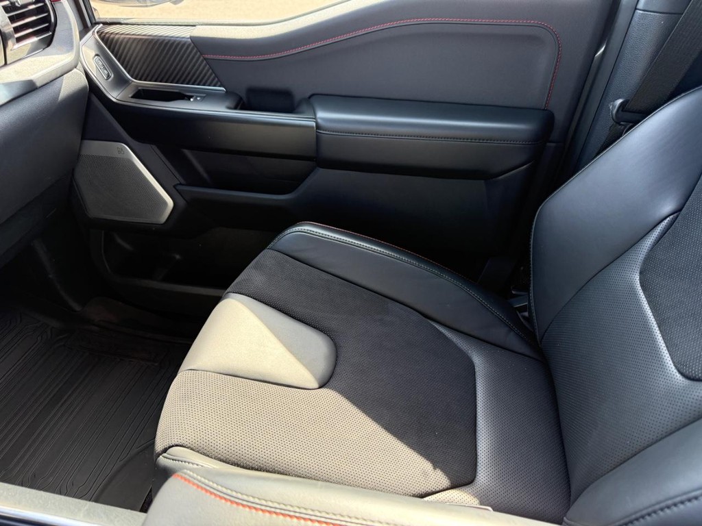 Ford F-150 Vehicle Full-screen Gallery Image 24