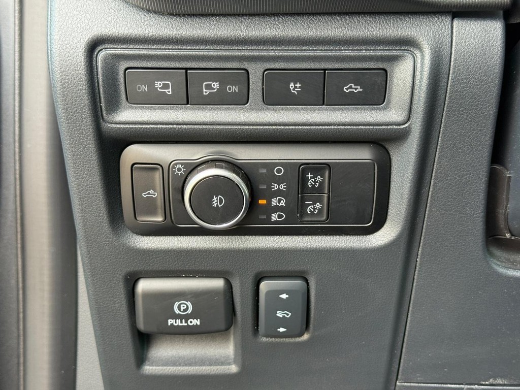 Ford F-150 Vehicle Full-screen Gallery Image 26