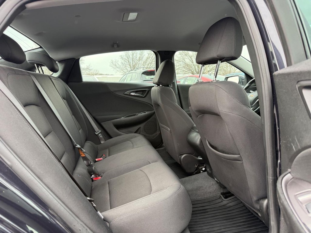 Chevrolet Malibu Vehicle Full-screen Gallery Image 10
