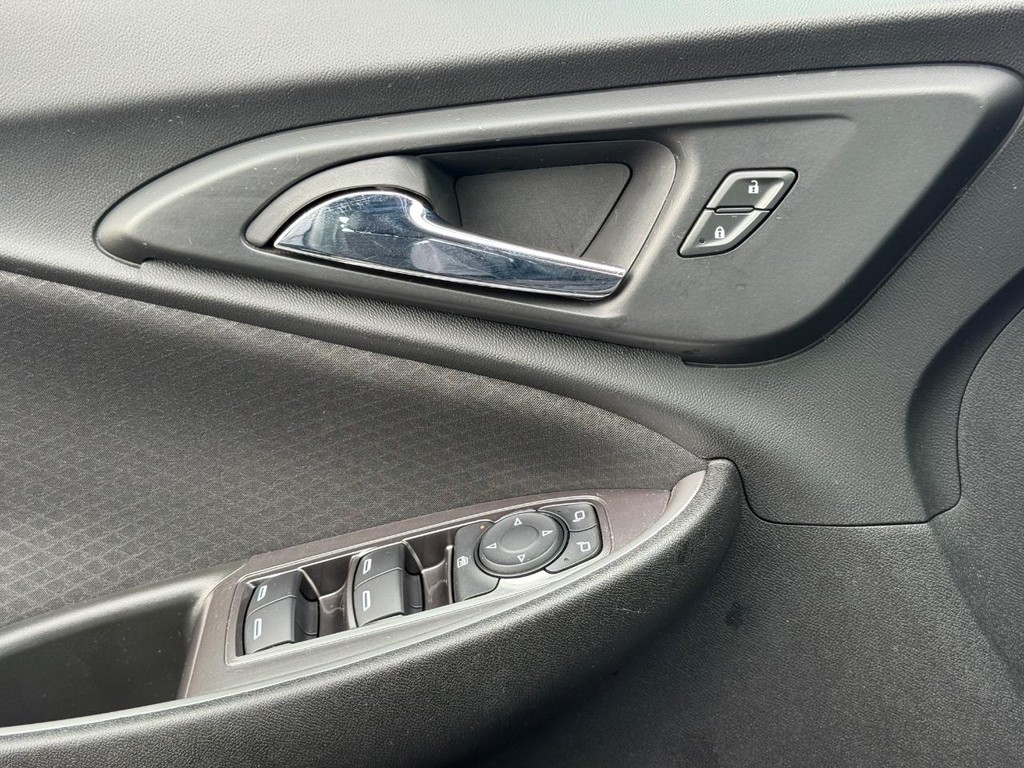 Chevrolet Malibu Vehicle Full-screen Gallery Image 22