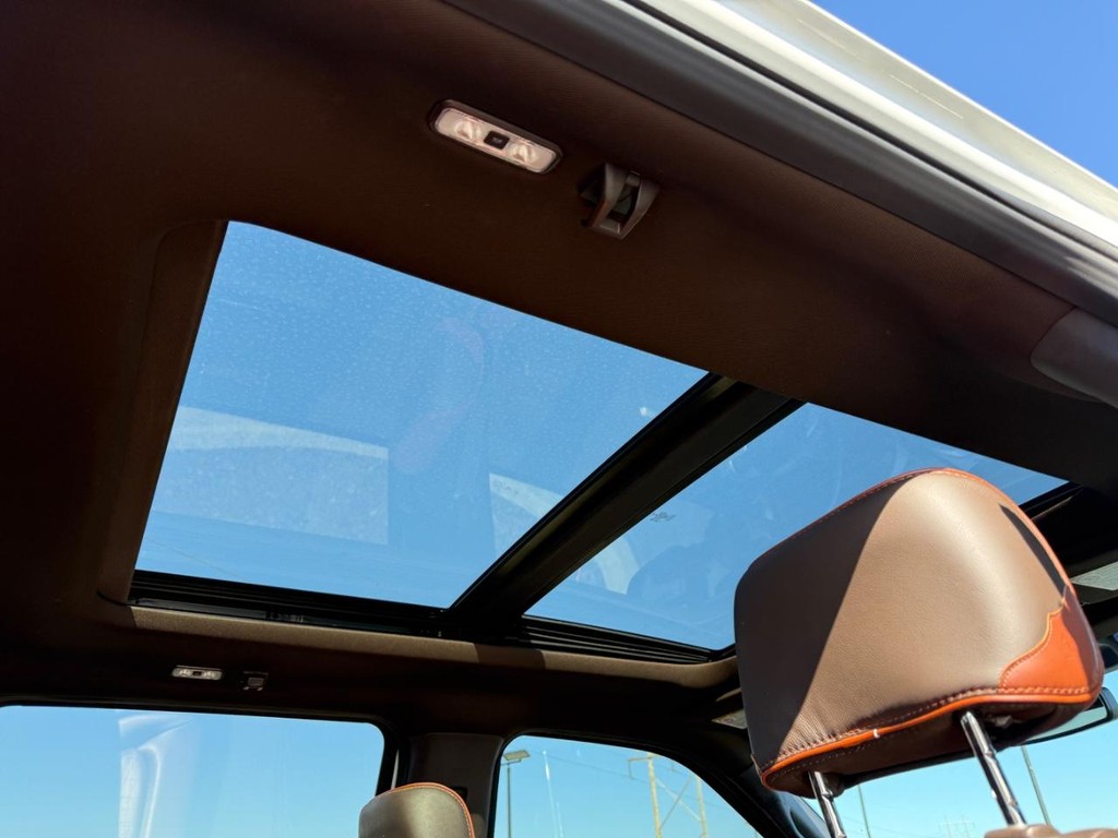 Ford Super Duty F-250 SRW Vehicle Full-screen Gallery Image 12