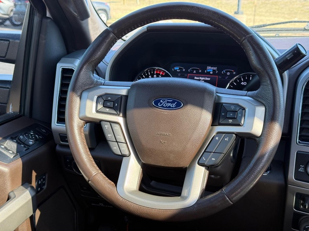 Ford Super Duty F-250 SRW Vehicle Full-screen Gallery Image 15