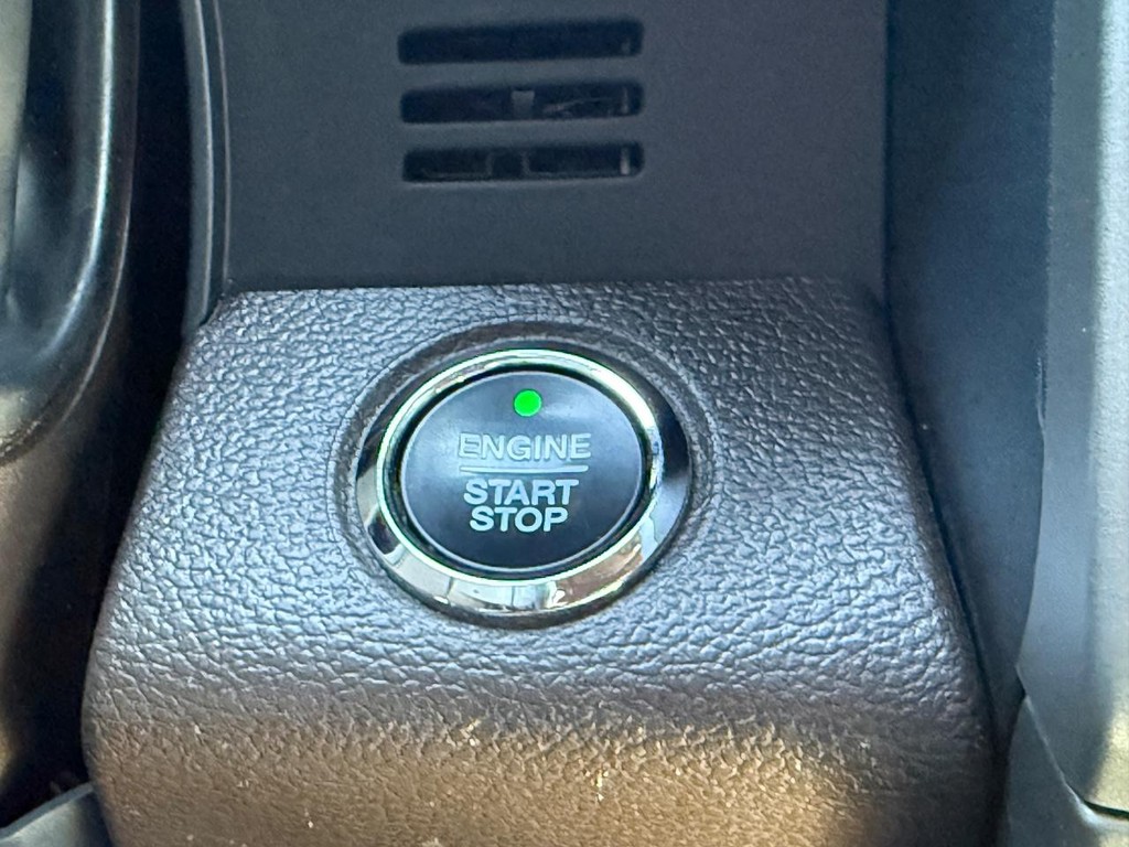 Ford Super Duty F-250 SRW Vehicle Full-screen Gallery Image 18