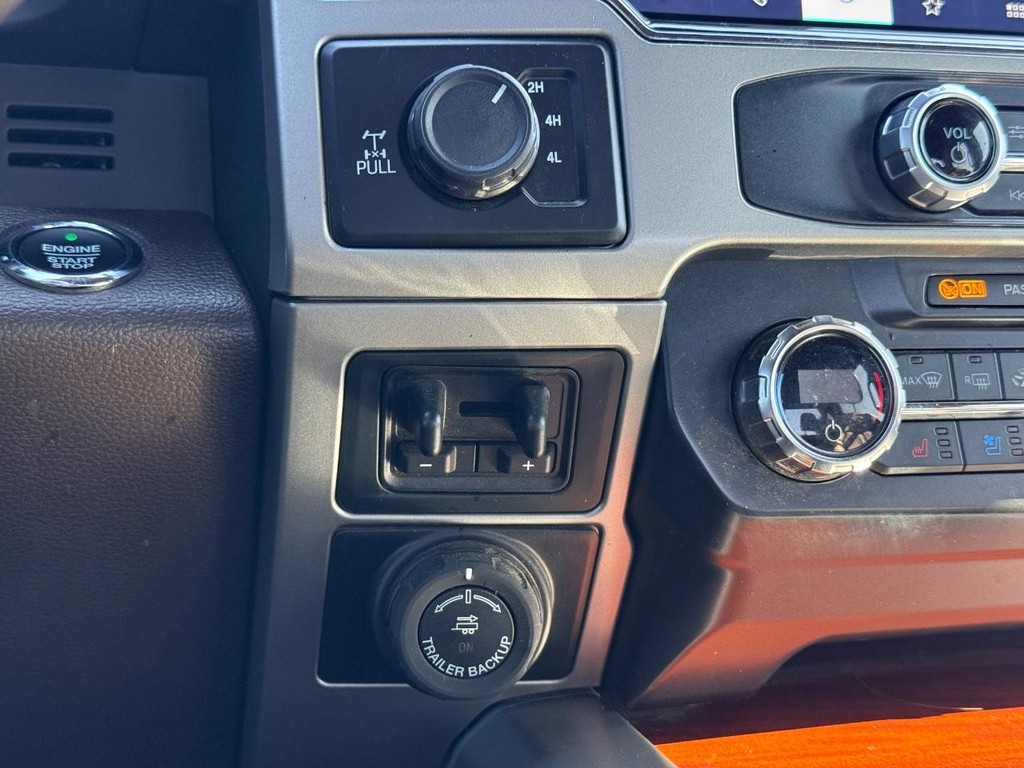 Ford Super Duty F-250 SRW Vehicle Full-screen Gallery Image 21