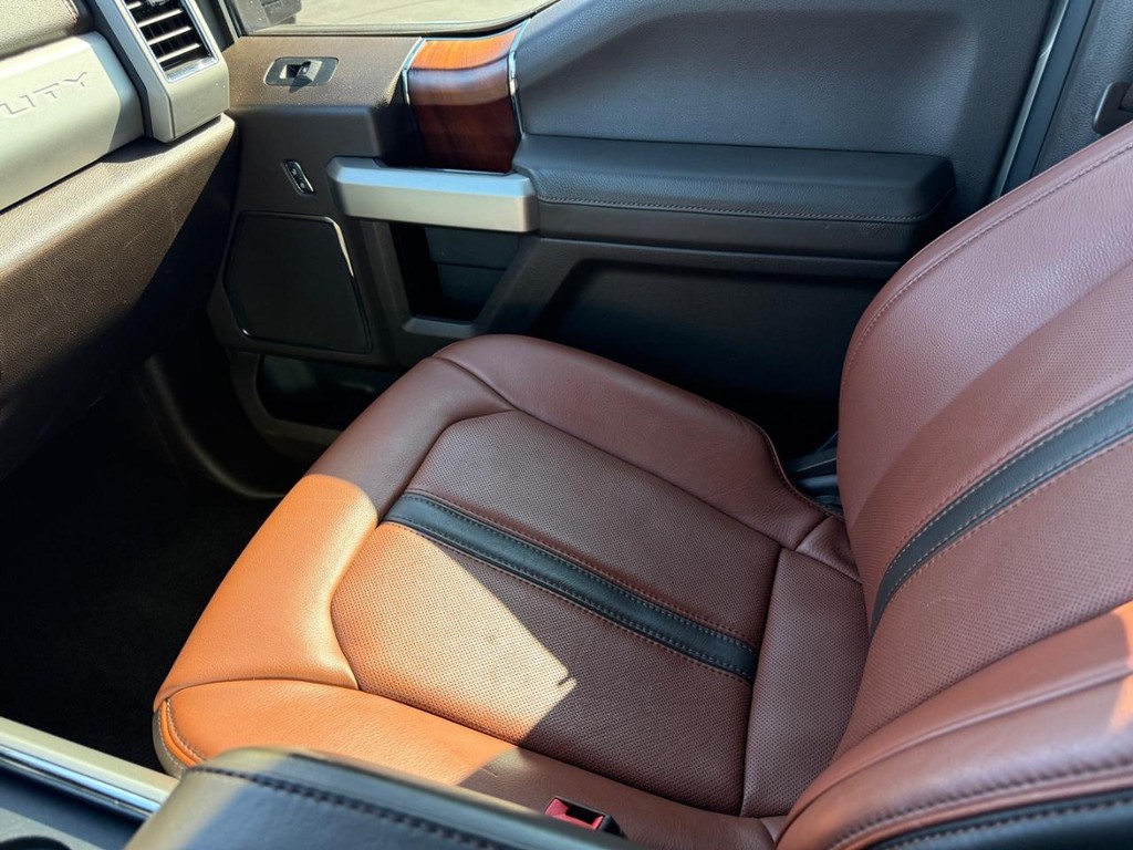 Ford Super Duty F-250 SRW Vehicle Full-screen Gallery Image 24