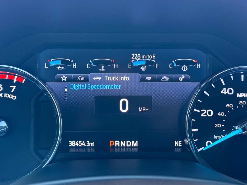 Ford Super Duty F-250 SRW Vehicle Full-screen Gallery Image 25