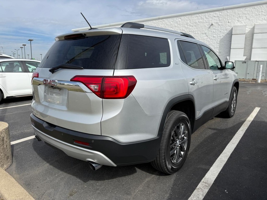 GMC Acadia Vehicle Full-screen Gallery Image 02