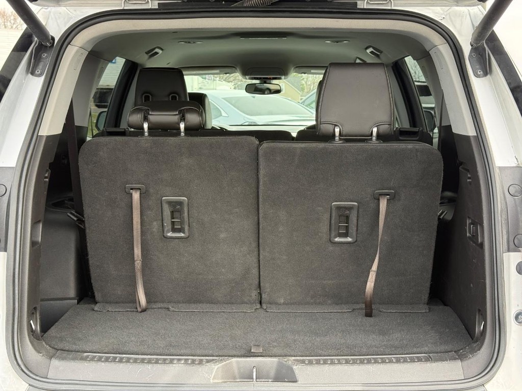 GMC Acadia Vehicle Full-screen Gallery Image 06