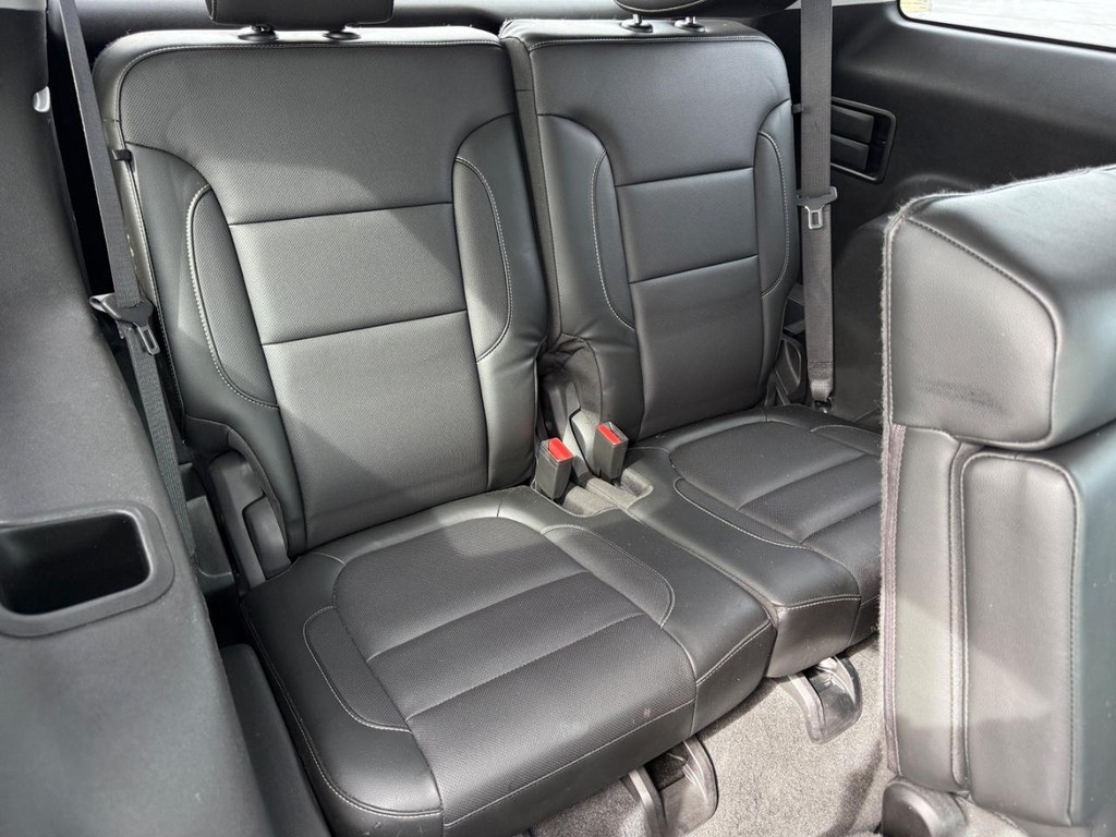 GMC Acadia Vehicle Full-screen Gallery Image 10