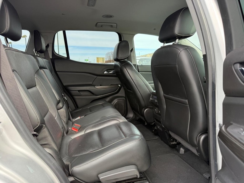 GMC Acadia Vehicle Full-screen Gallery Image 11