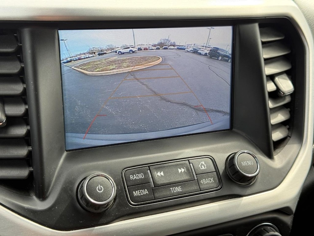 GMC Acadia Vehicle Full-screen Gallery Image 18