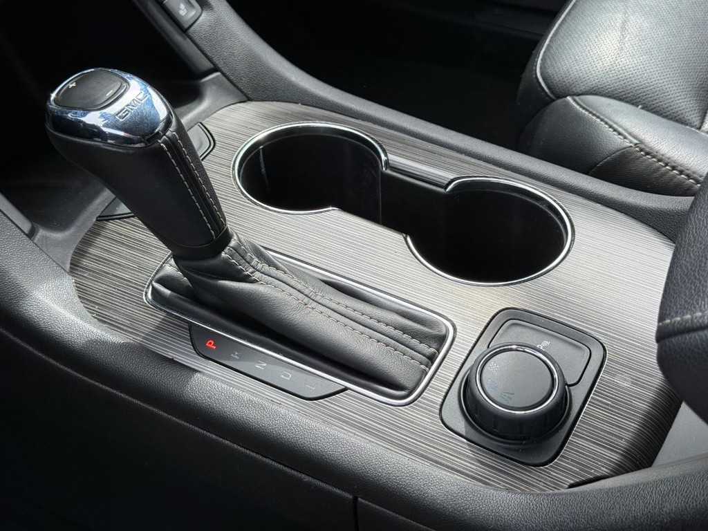 GMC Acadia Vehicle Full-screen Gallery Image 21