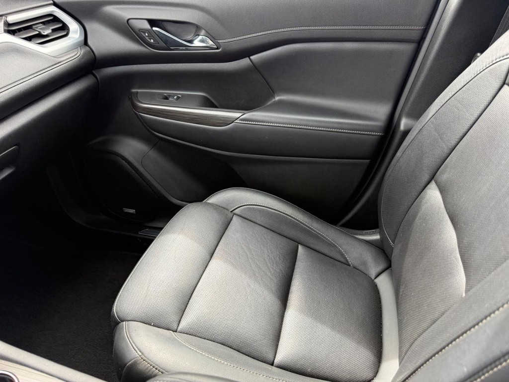 GMC Acadia Vehicle Full-screen Gallery Image 22
