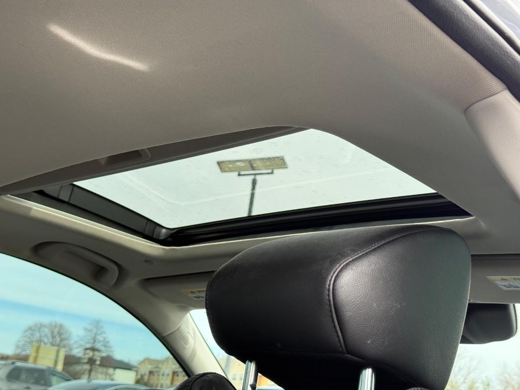 Honda Accord Sedan Vehicle Full-screen Gallery Image 11