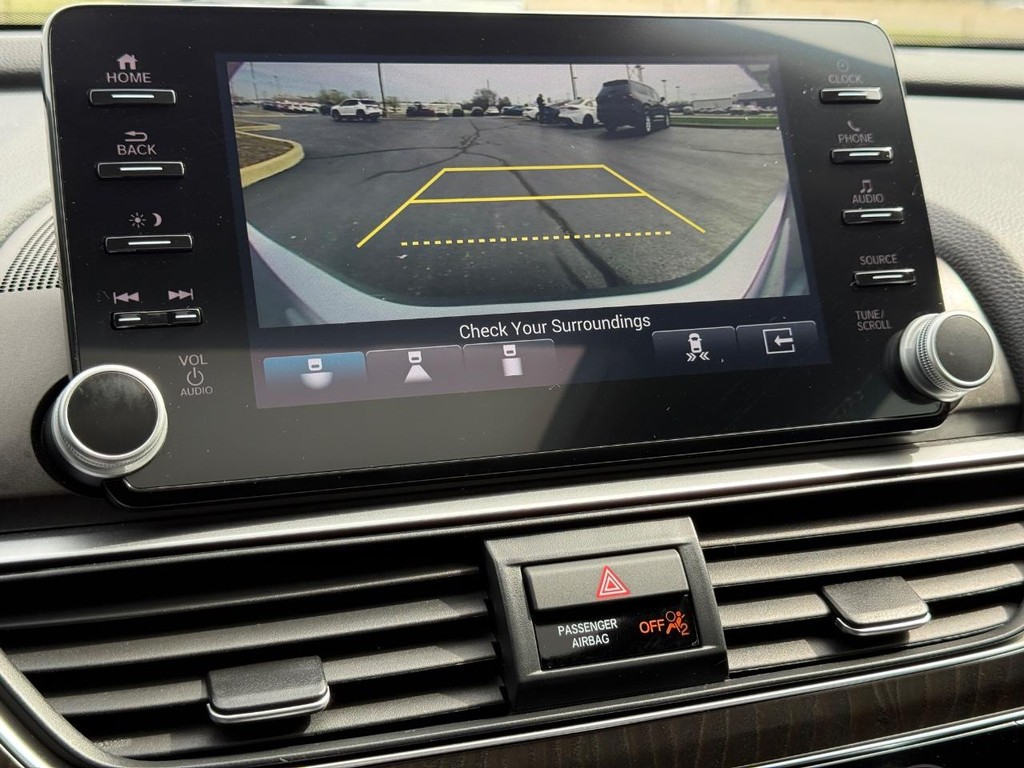 Honda Accord Sedan Vehicle Full-screen Gallery Image 17