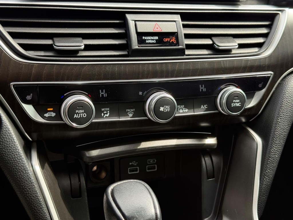 Honda Accord Sedan Vehicle Full-screen Gallery Image 18