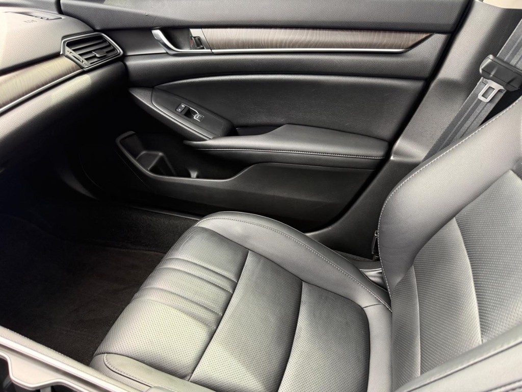 Honda Accord Sedan Vehicle Full-screen Gallery Image 21