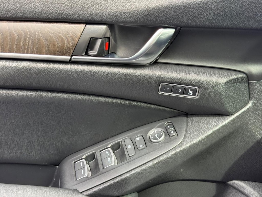 Honda Accord Sedan Vehicle Full-screen Gallery Image 23