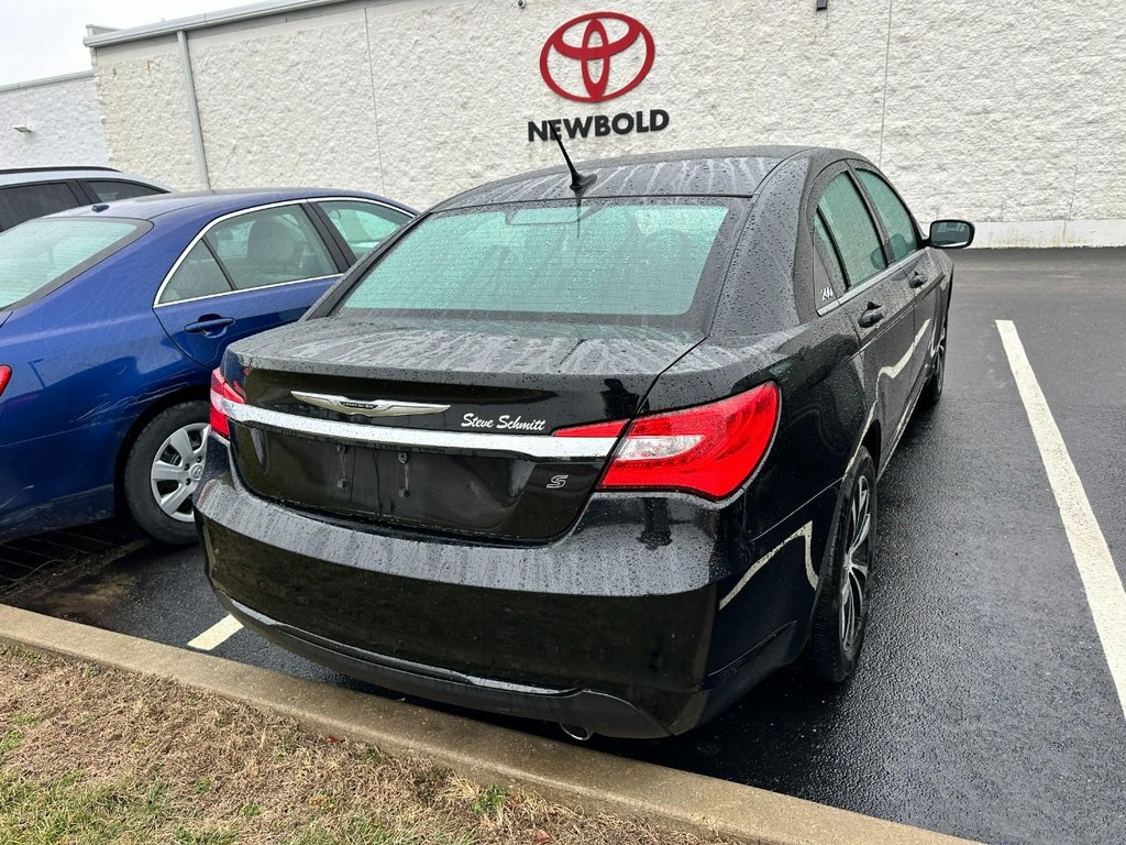 Chrysler 200 Vehicle Full-screen Gallery Image 04