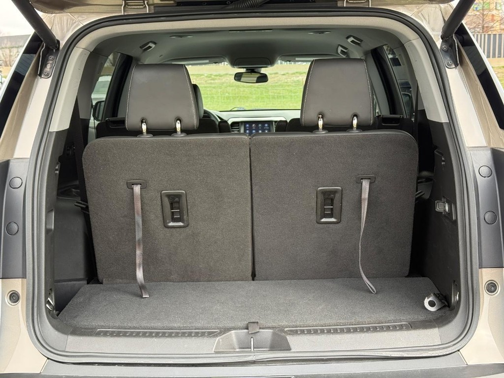 GMC Acadia Vehicle Full-screen Gallery Image 06