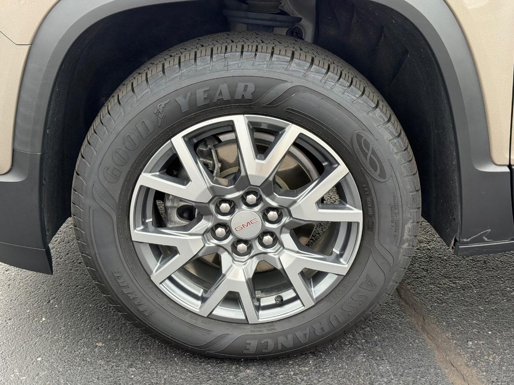 GMC Acadia Vehicle Full-screen Gallery Image 07