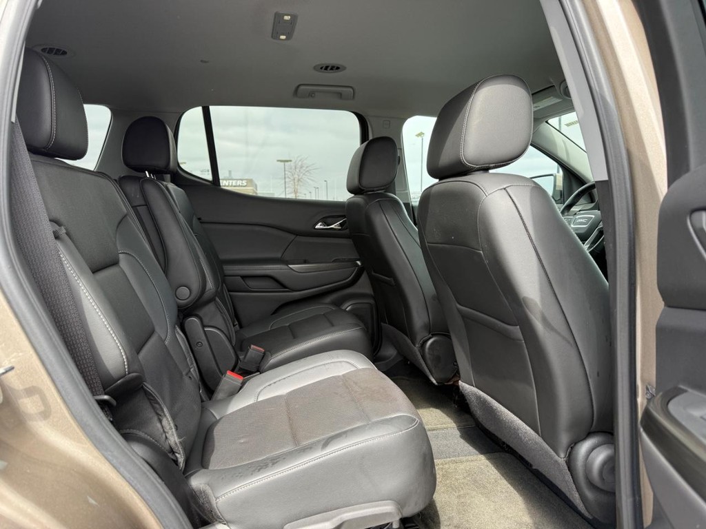GMC Acadia Vehicle Full-screen Gallery Image 11