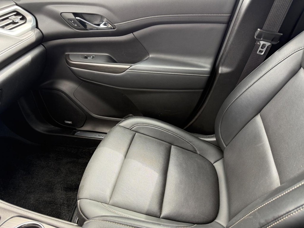 GMC Acadia Vehicle Full-screen Gallery Image 21