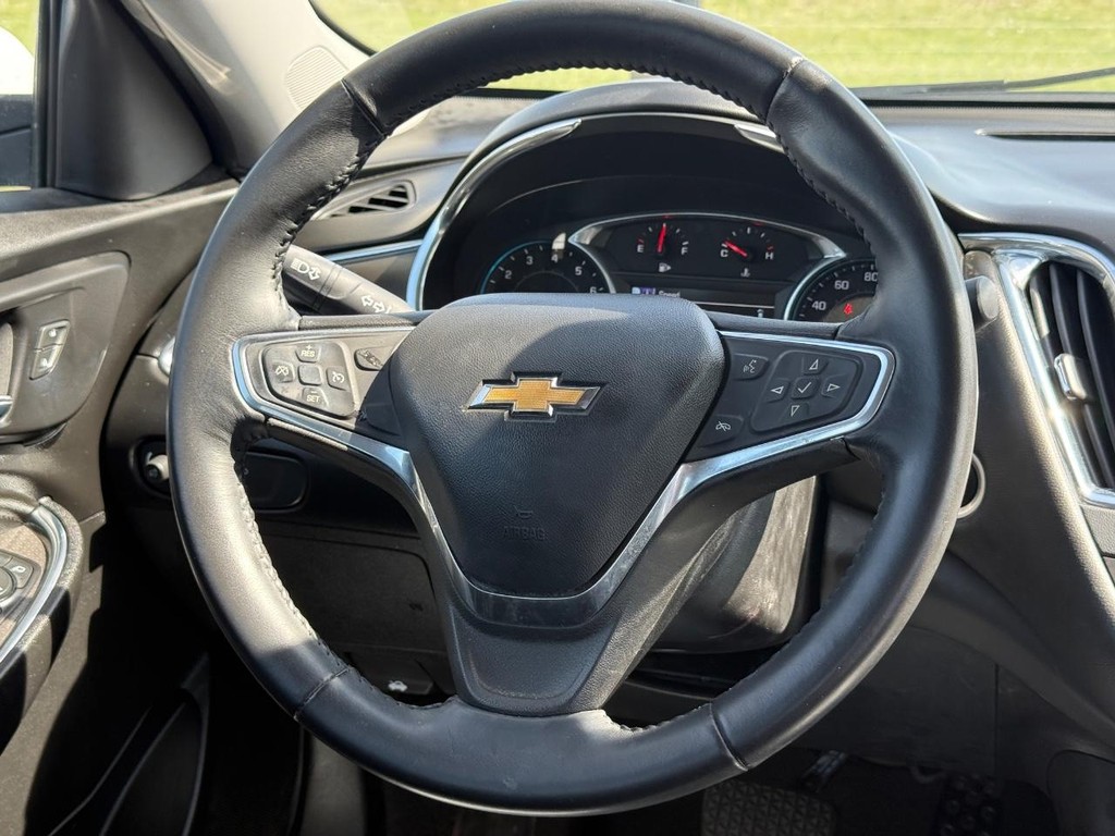 Chevrolet Malibu Vehicle Full-screen Gallery Image 12