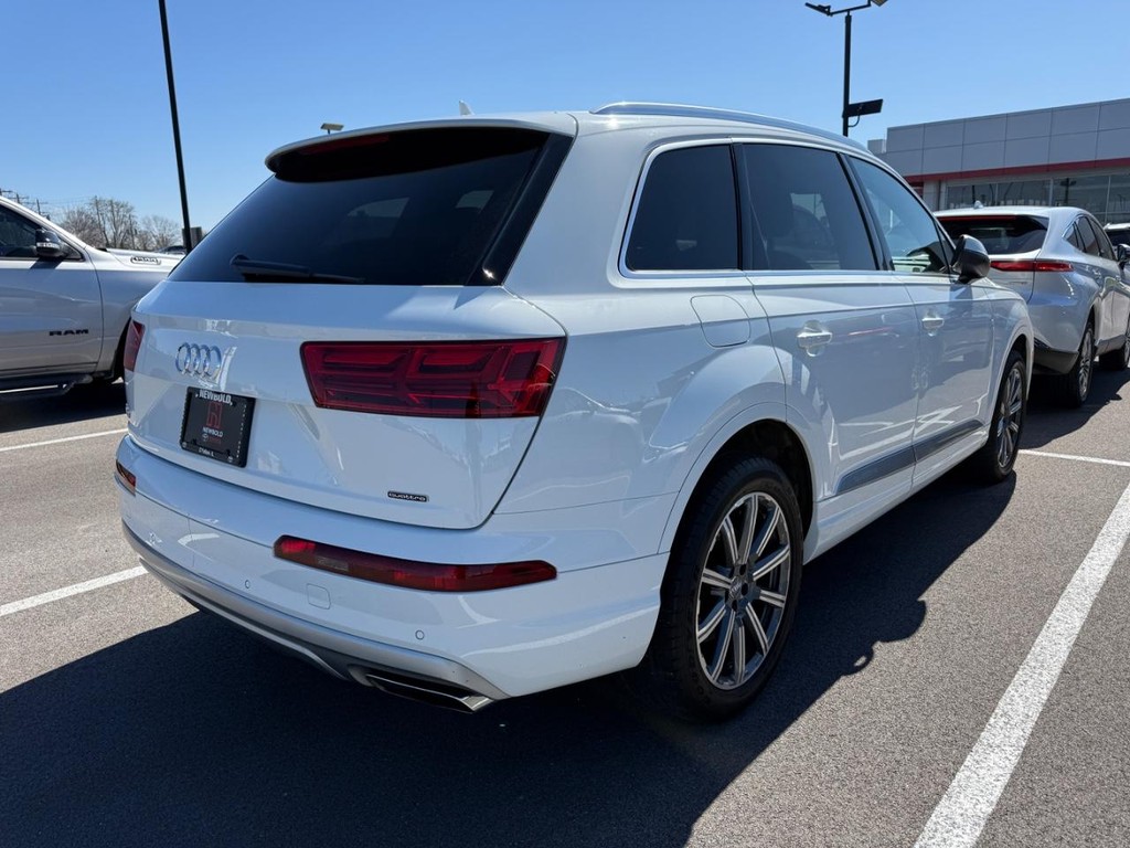 Audi Q7 Vehicle Full-screen Gallery Image 02