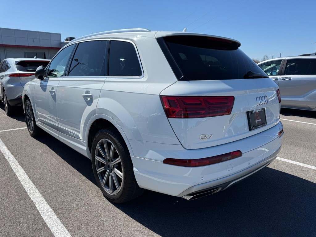 Audi Q7 Vehicle Full-screen Gallery Image 03