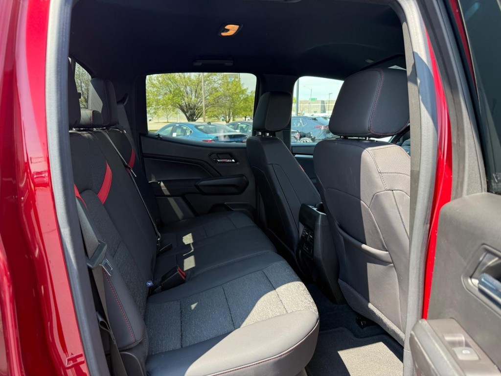 Chevrolet Colorado Vehicle Full-screen Gallery Image 10