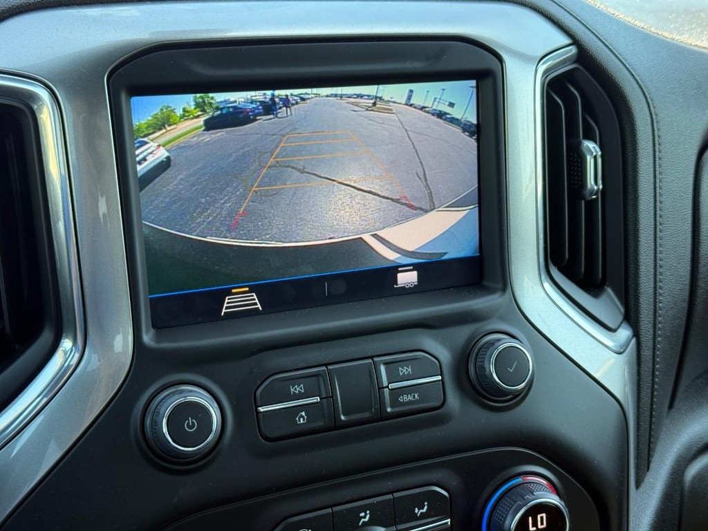 Chevrolet Silverado 1500 LTD Vehicle Full-screen Gallery Image 16