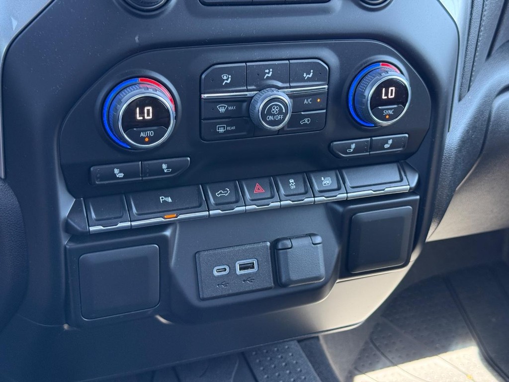 Chevrolet Silverado 1500 LTD Vehicle Full-screen Gallery Image 17