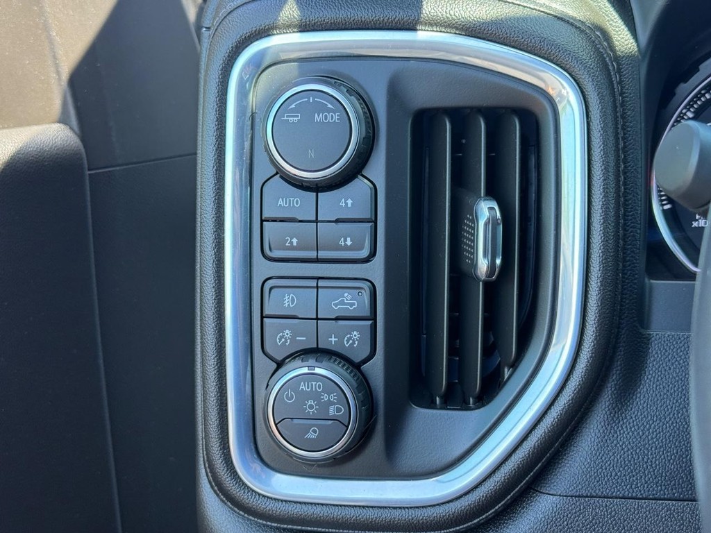 Chevrolet Silverado 1500 LTD Vehicle Full-screen Gallery Image 21