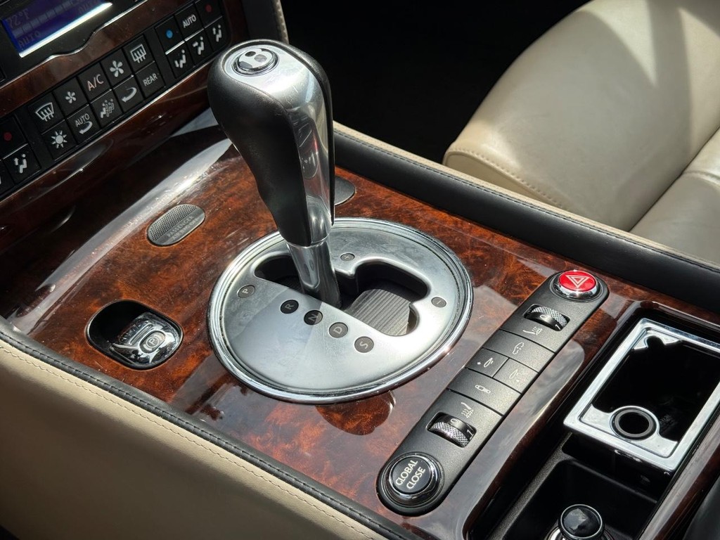 Bentley Continental Vehicle Full-screen Gallery Image 18