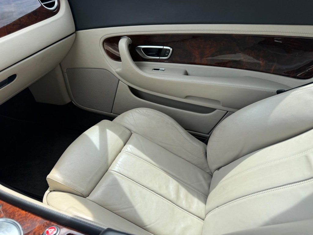 Bentley Continental Vehicle Full-screen Gallery Image 20