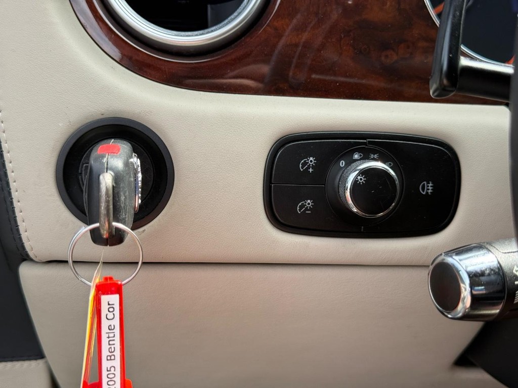 Bentley Continental Vehicle Full-screen Gallery Image 22