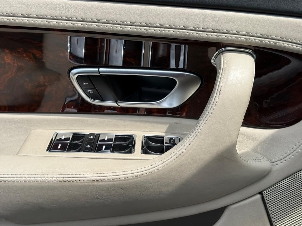 Bentley Continental Vehicle Full-screen Gallery Image 23