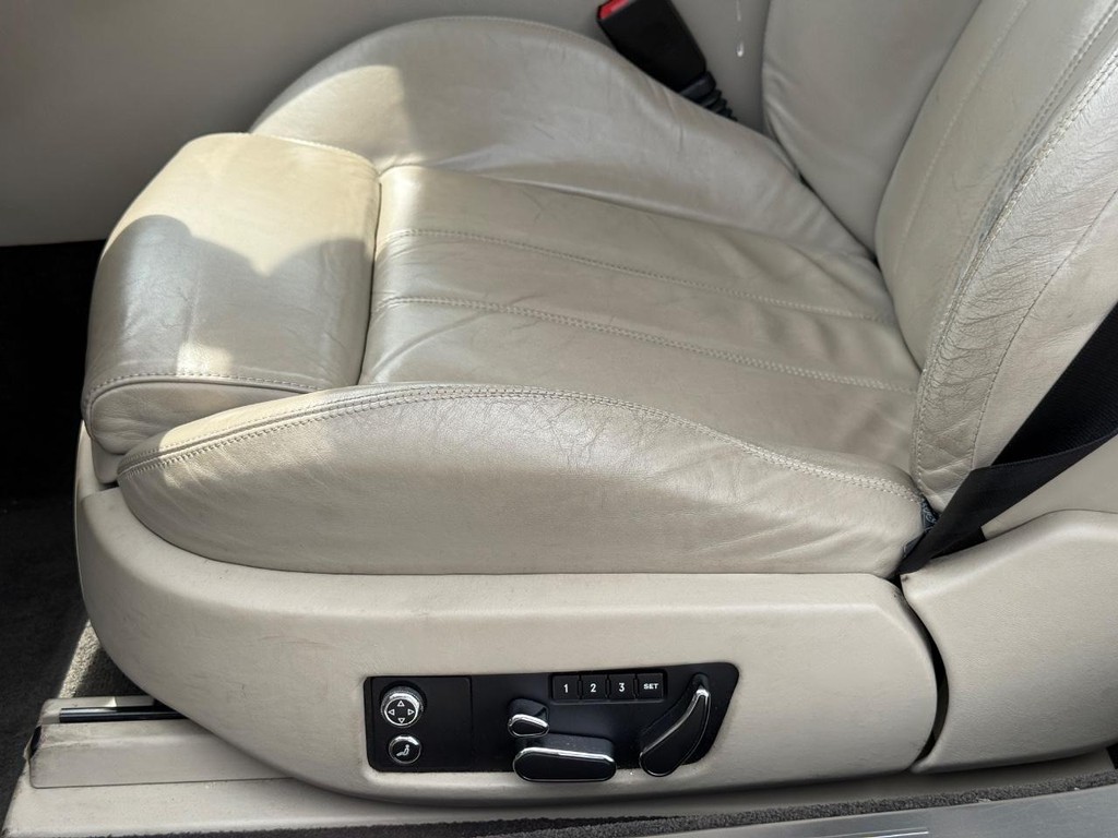 Bentley Continental Vehicle Full-screen Gallery Image 25