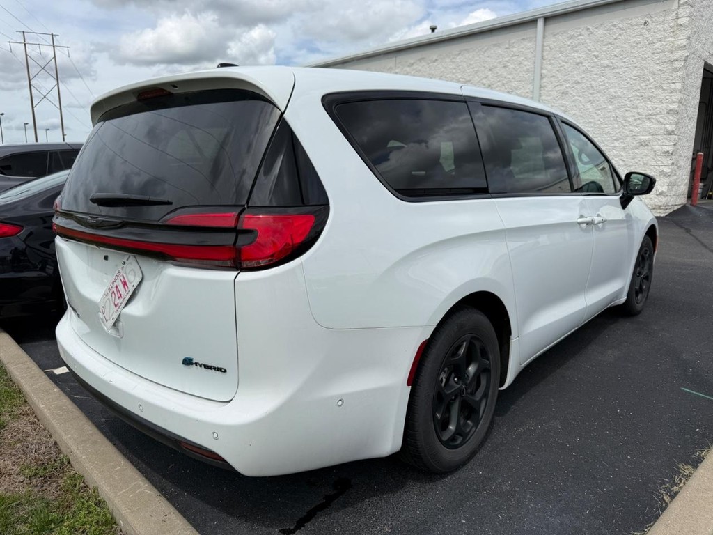Chrysler Pacifica Vehicle Full-screen Gallery Image 02