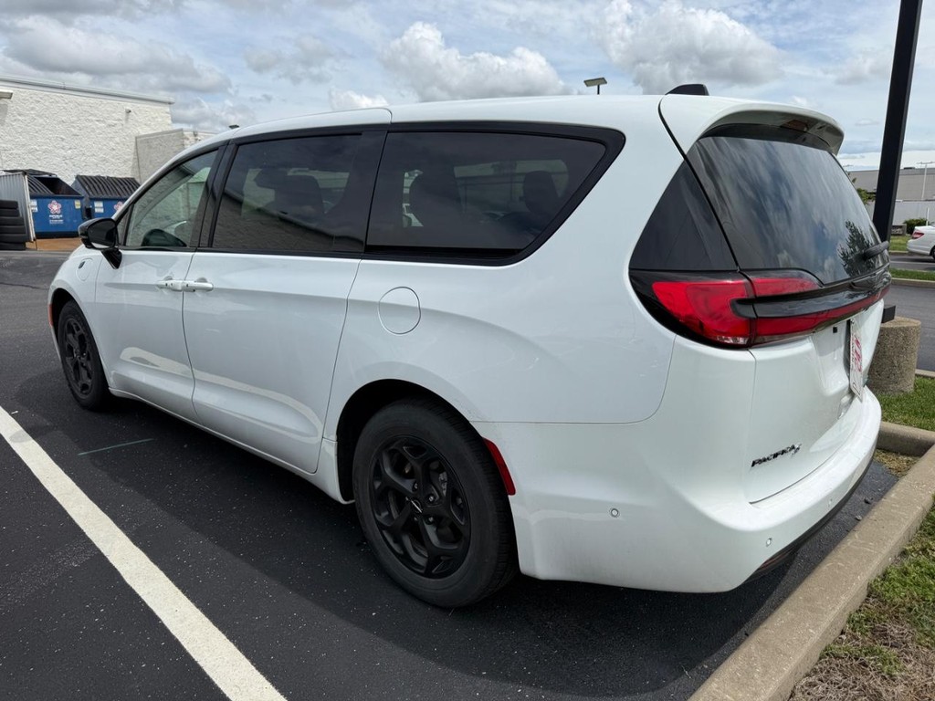 Chrysler Pacifica Vehicle Full-screen Gallery Image 03