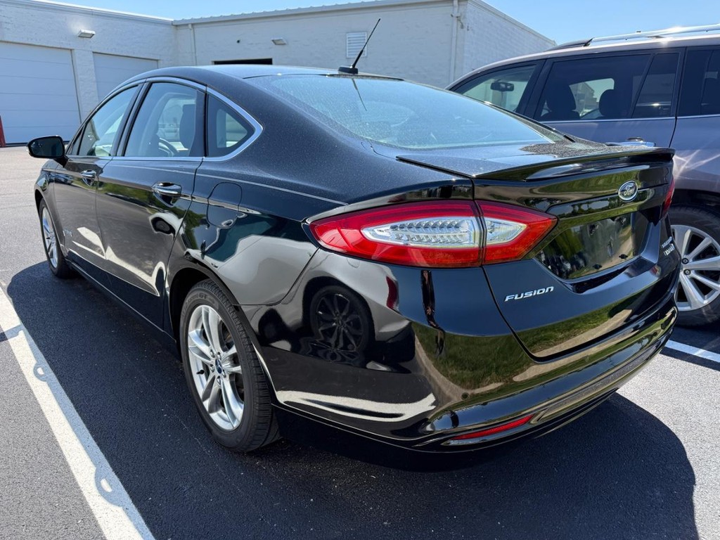 Ford Fusion Vehicle Full-screen Gallery Image 02