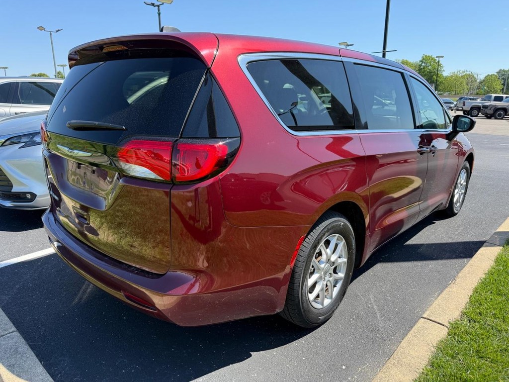 Chrysler Voyager Vehicle Full-screen Gallery Image 02