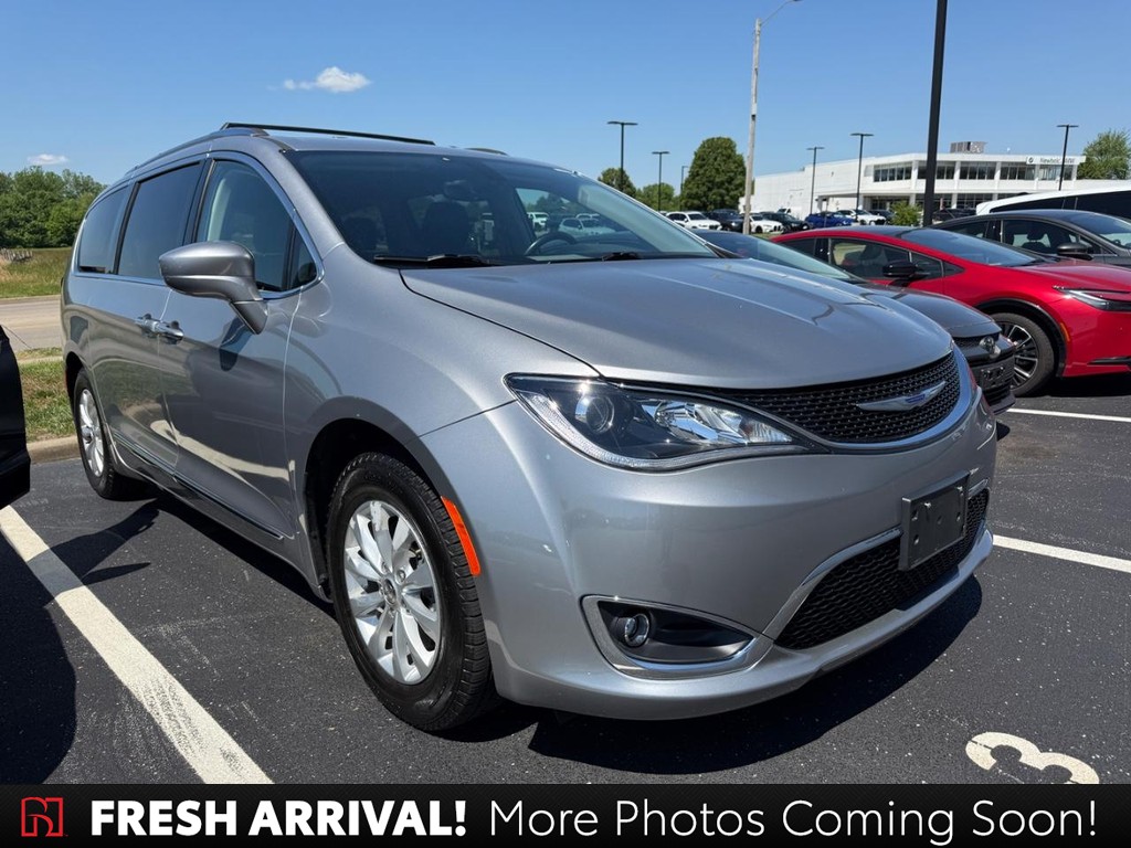 Chrysler Pacifica Vehicle Full-screen Gallery Image 01