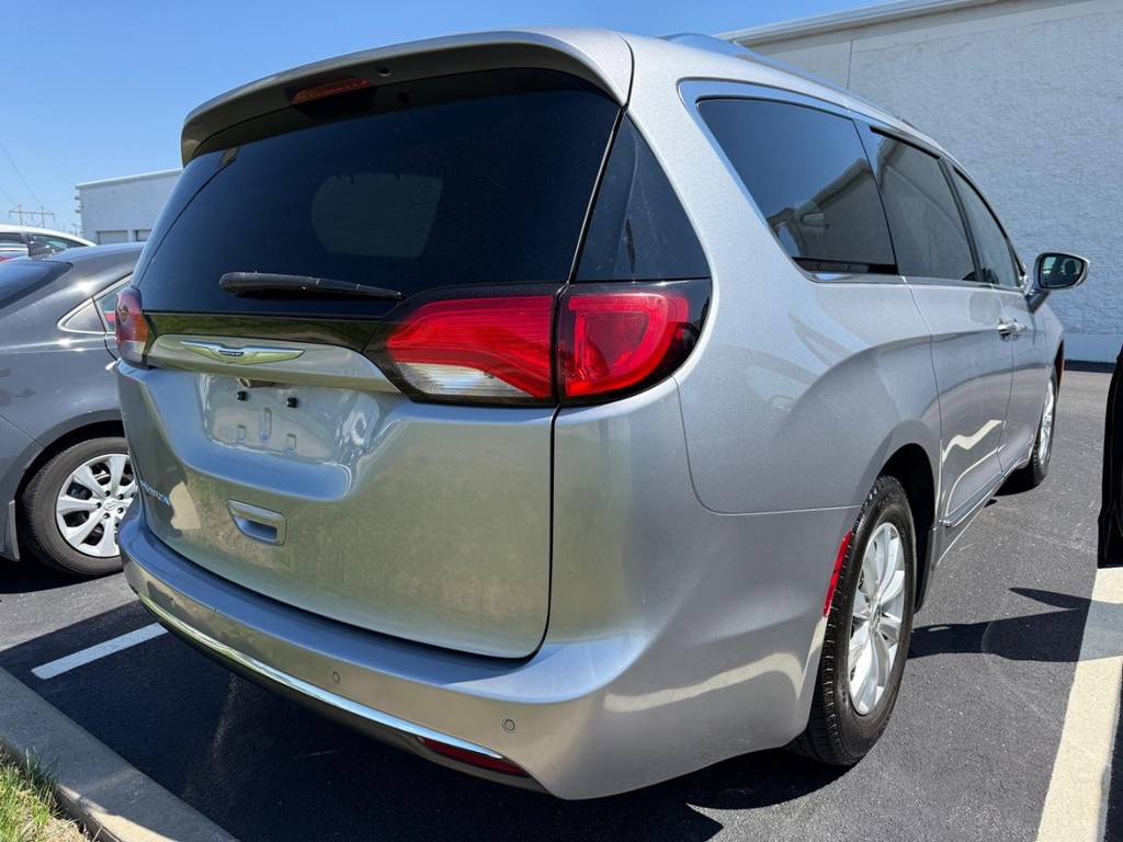 Chrysler Pacifica Vehicle Full-screen Gallery Image 02