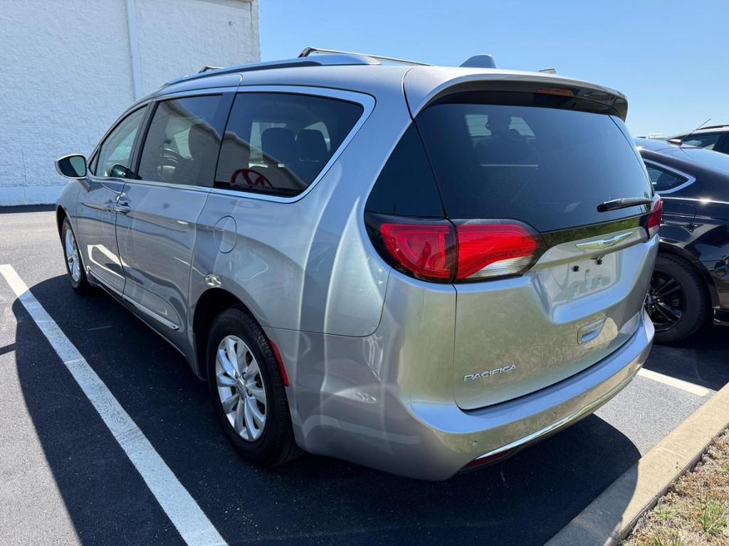 Chrysler Pacifica Vehicle Full-screen Gallery Image 03