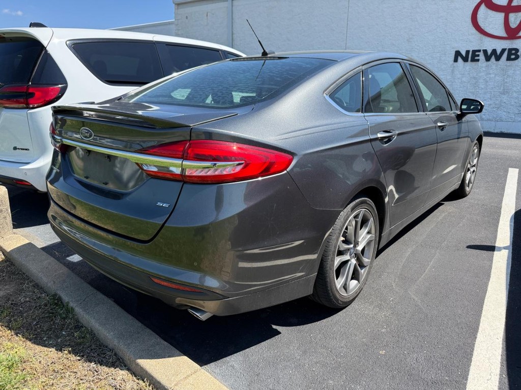 Ford Fusion Vehicle Full-screen Gallery Image 02