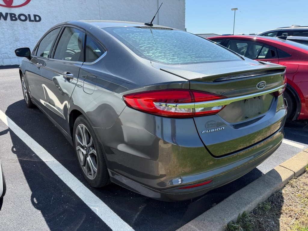 Ford Fusion Vehicle Full-screen Gallery Image 03