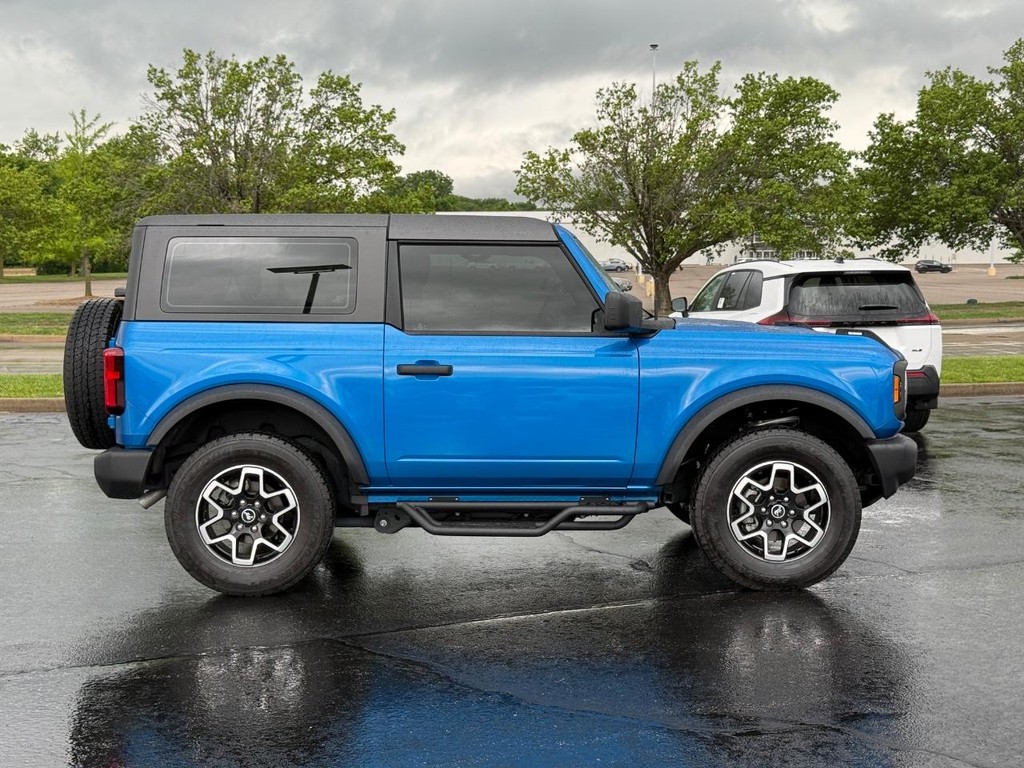Ford Bronco Vehicle Full-screen Gallery Image 02