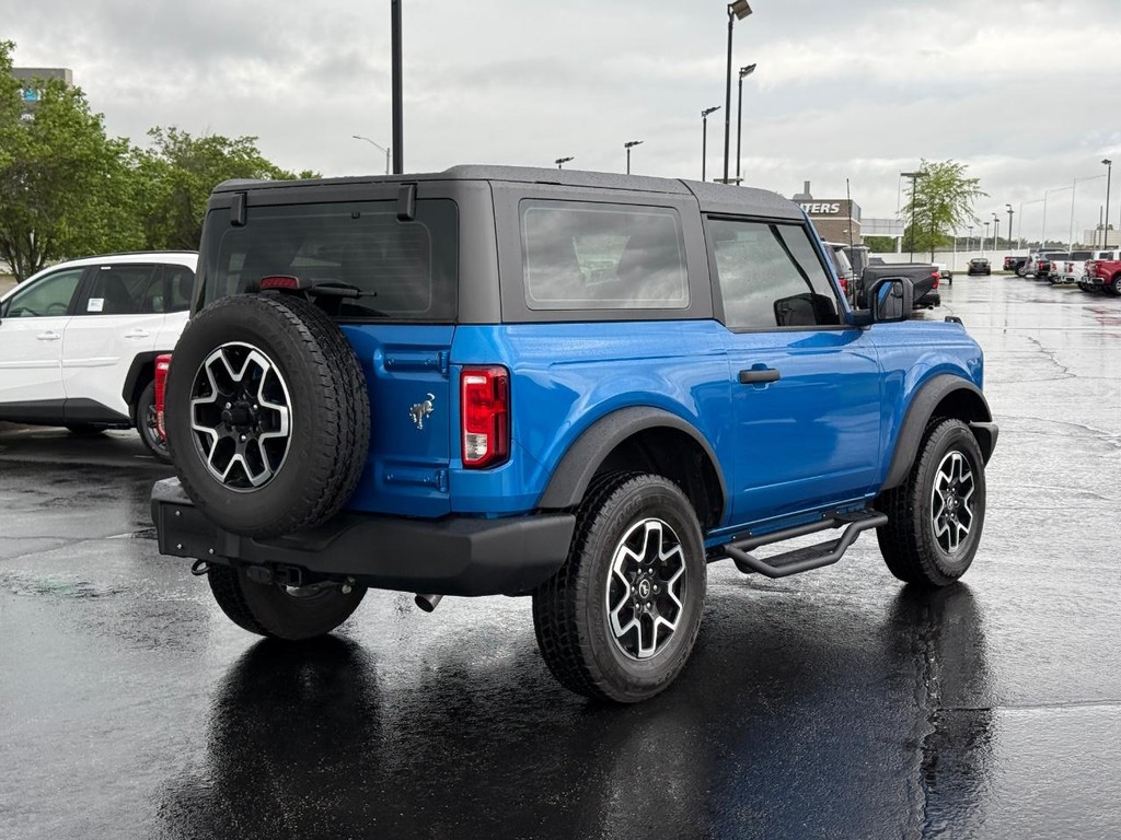 Ford Bronco Vehicle Full-screen Gallery Image 03